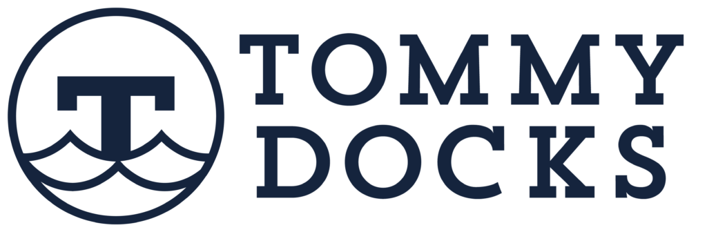 Tommydocks logo navy (Side)
